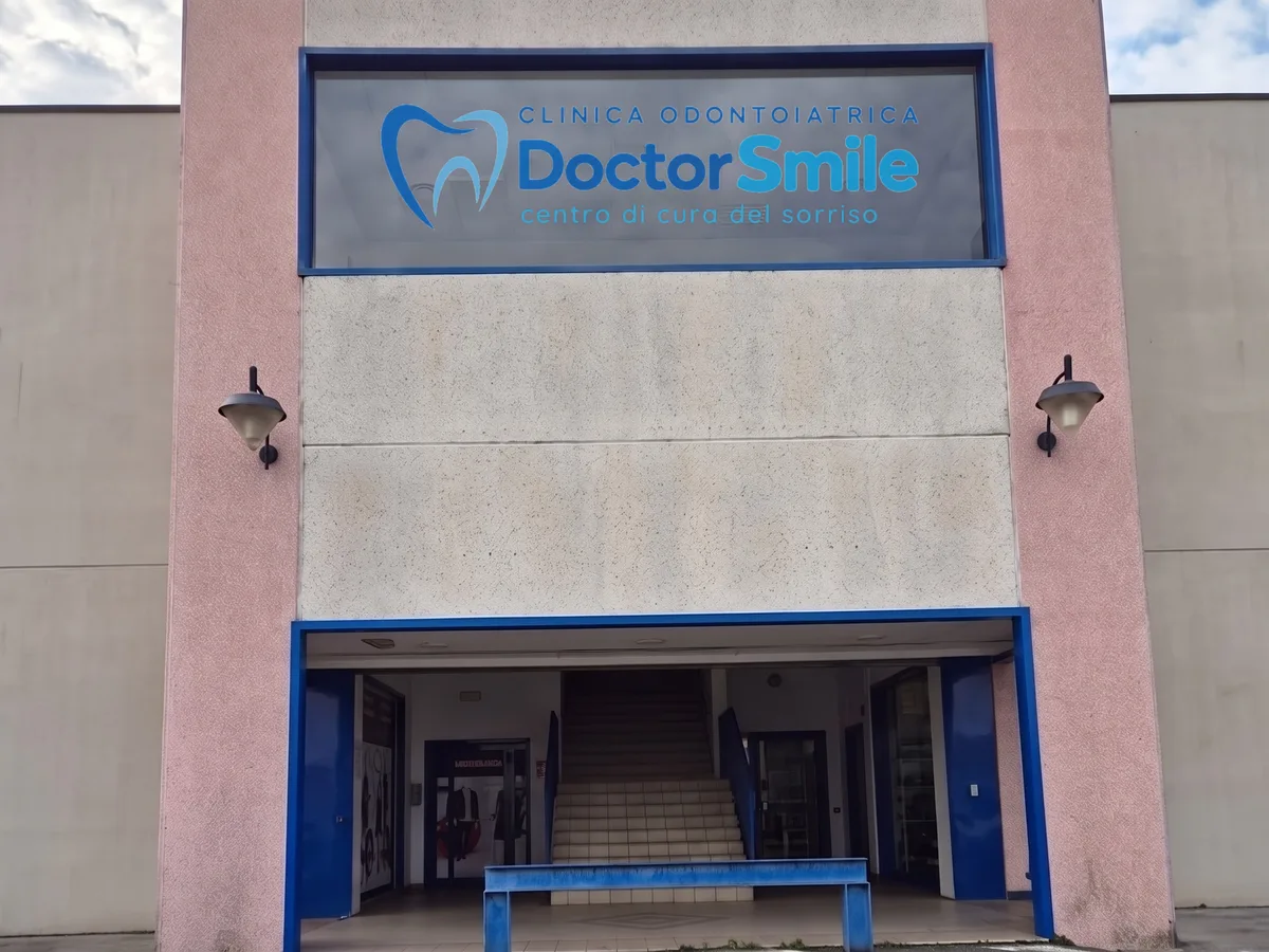 L'ingresso dello studio Doctor Smile nel Centro Commerciale Il Sempione